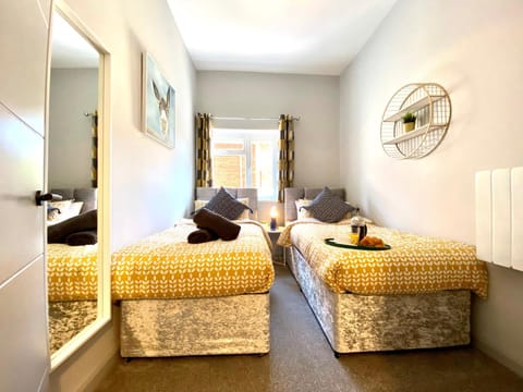 Trendy Stylish Apartment! - 5 Minute Walk to the Best Beach! - Great Location - Parking - Fast WiFi - Smart TV - Newly decorated - sleeps up to 6! Close to Bournemouth & Poole Town Centre & Sandbanks Apartment in Poole