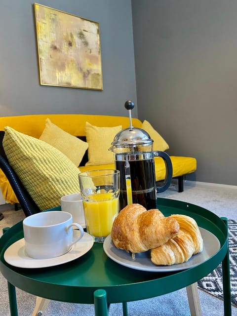 Trendy Stylish Apartment! - 5 Minute Walk to the Best Beach! - Great Location - Parking - Fast WiFi - Smart TV - Newly decorated - sleeps up to 6! Close to Bournemouth & Poole Town Centre & Sandbanks Apartment in Poole