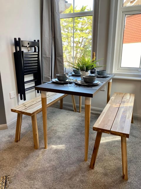 Trendy Stylish Apartment! - 5 Minute Walk to the Best Beach! - Great Location - Parking - Fast WiFi - Smart TV - Newly decorated - sleeps up to 6! Close to Bournemouth & Poole Town Centre & Sandbanks Apartment in Poole