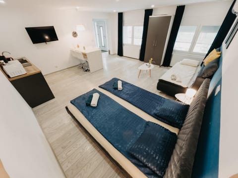 Bed, TV and multimedia, Photo of the whole room