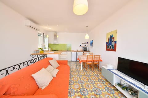 Communal lounge/ TV room, Living room, Seating area, kitchen