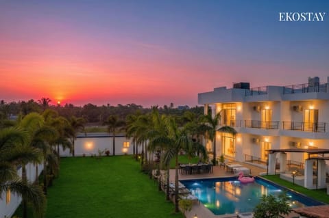 Property building, Day, Natural landscape, Pool view, Swimming pool, Sunrise, Sunset, sunbed