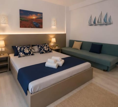 Bed, Living room, Photo of the whole room, Seating area, Bedroom