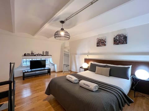 Bed, TV and multimedia, Bedroom, towels