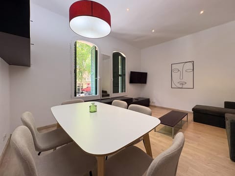 TV and multimedia, Living room, Seating area, Dining area