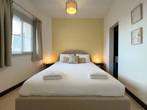Bed, towels