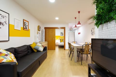 TV and multimedia, Kitchen or kitchenette, Living room, Seating area, Dining area