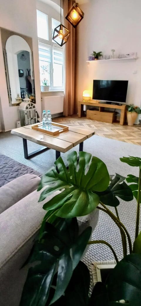 TV and multimedia, Living room, Seating area, Evening entertainment