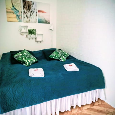 Bed, Bedroom, towels