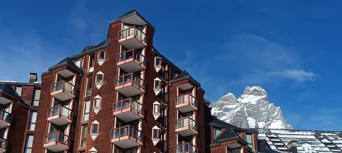 Property building, Nearby landmark, Day, Natural landscape, Winter, On site, Landmark view, Mountain view
