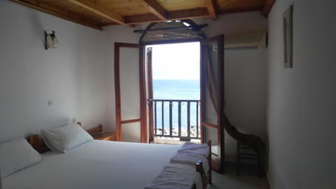 Photo of the whole room, Sea view
