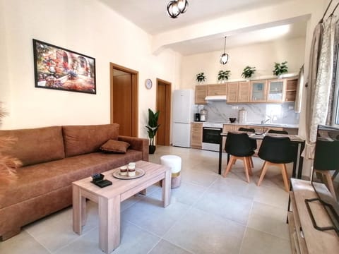 Kitchen or kitchenette, Living room, Seating area, Dining area