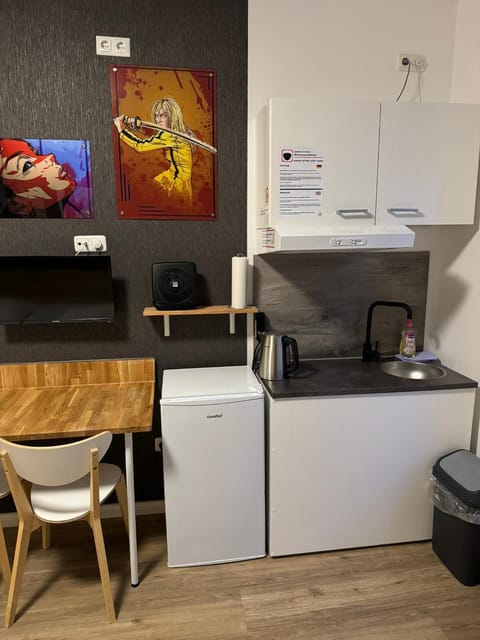 Kitchen or kitchenette, minibar