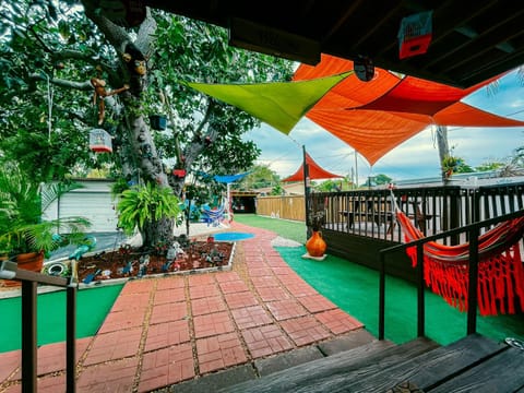 Hammocks & mini-golf! 10 mins from Beach! House in Hollywood