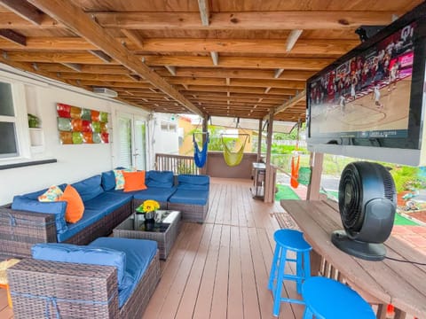 Hammocks & mini-golf! 10 mins from Beach! House in Hollywood