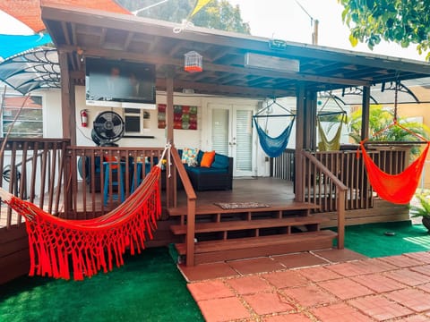Hammocks & mini-golf! 10 mins from Beach! House in Hollywood