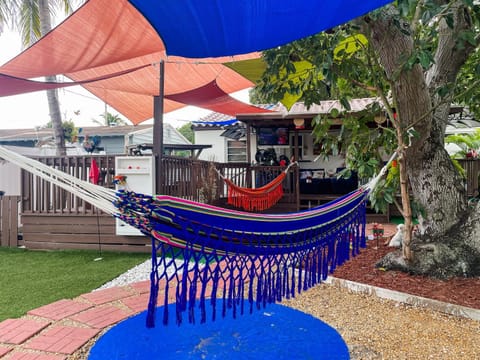 Hammocks & mini-golf! 10 mins from Beach! House in Hollywood