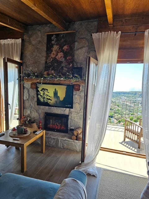 Natural landscape, TV and multimedia, View (from property/room), Balcony/Terrace, Living room, Mountain view