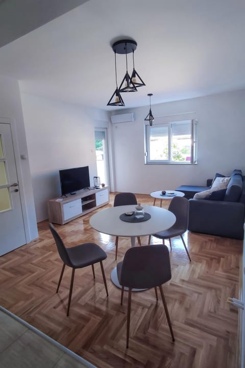 Communal lounge/ TV room, TV and multimedia, Living room, Seating area, Dining area