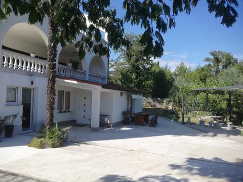 Neighbourhood, Garden view