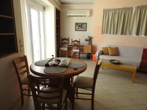 Seating area, Dining area