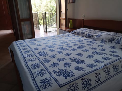 Bed, Bird's eye view, Photo of the whole room, Bedroom
