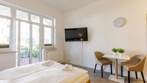 Property building, Dining area, Bedroom