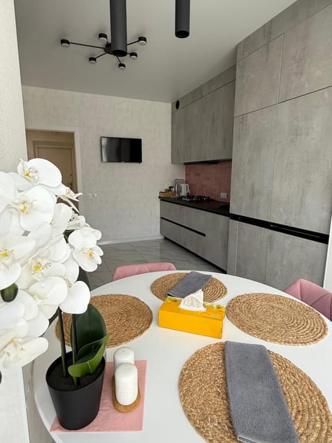 Kitchen or kitchenette, Dining area, stove