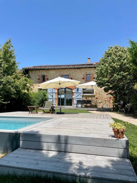 Property building, Day, Pool view, Swimming pool