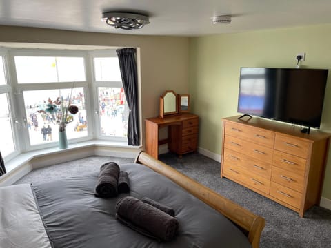 HARBOUR VIEW HOLIDAY LET - Entire 3 Bedroom Maisonette With Spectacular Harbour And Sea Front Views Sleeps 5 Apartment in Bridlington