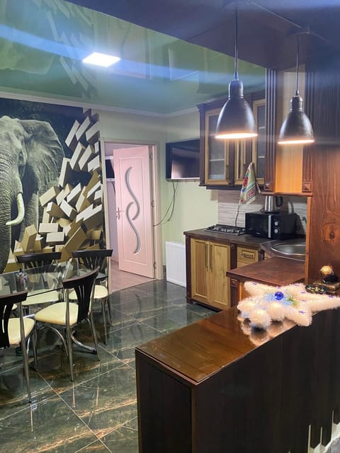 Kitchen or kitchenette, Dining area