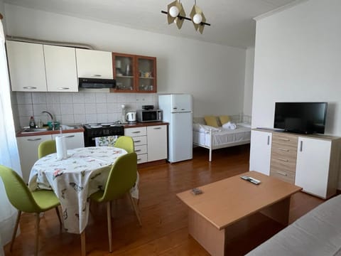 TV and multimedia, Living room, Seating area, Dining area, oven