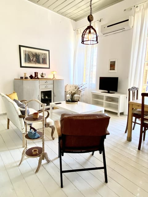 Communal lounge/ TV room, Living room, Seating area