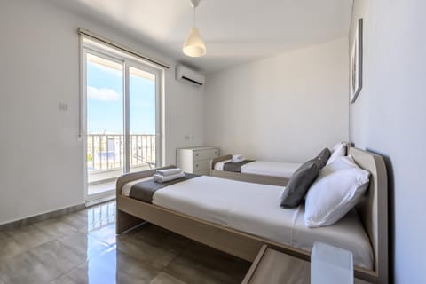 Bed, Bedroom, air conditioner