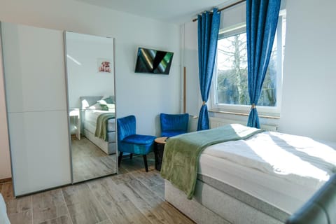 Bed, TV and multimedia, wardrobe