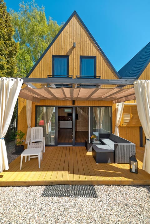 Property building, Facade/entrance, Balcony/Terrace, Seating area, Windsurfing, Area and facilities