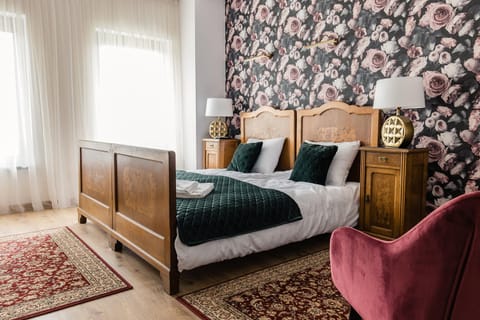 Bed, Living room, Photo of the whole room, Seating area, Bedroom