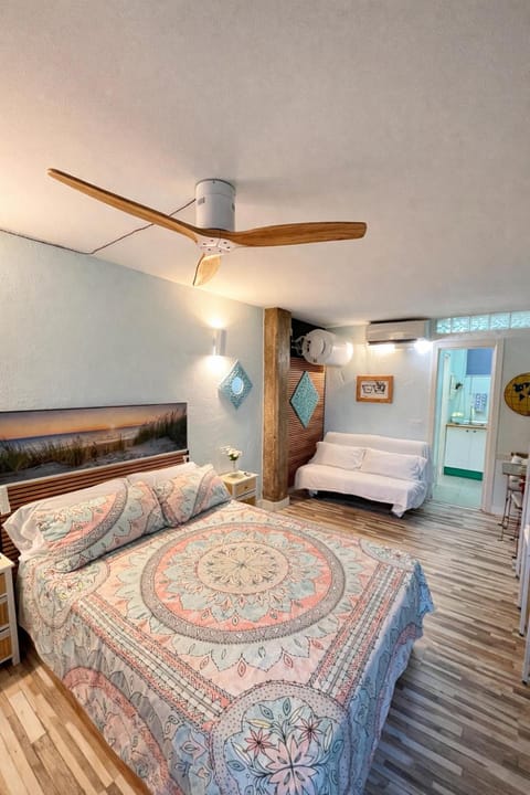 Photo of the whole room, air conditioner