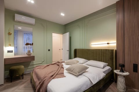 Bed, Photo of the whole room, Seating area, Bedroom, internet, towels, air conditioner