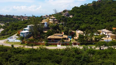 Belíssima Casa com extensa área externa - piscina, sauna, churrasqueira e campo de futebol - com 5 suítes e a 500 metros da Rua das Pedras House in Armacao dos Buzios