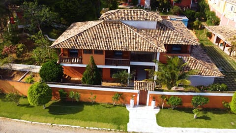 Belíssima Casa com extensa área externa - piscina, sauna, churrasqueira e campo de futebol - com 5 suítes e a 500 metros da Rua das Pedras House in Armacao dos Buzios