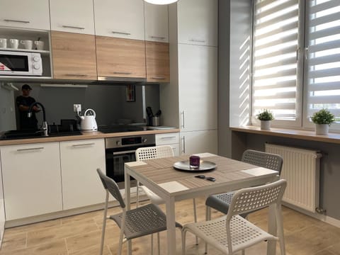 Kitchen or kitchenette, Dining area, minibar, stove