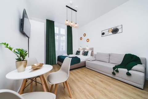 Bed, TV and multimedia, Living room, Decorative detail, Seating area, Dining area, furniture, internet, towels