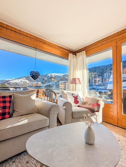 Natural landscape, View (from property/room), Balcony/Terrace, Seating area, Mountain view