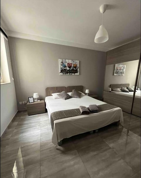 Bedroom, towels