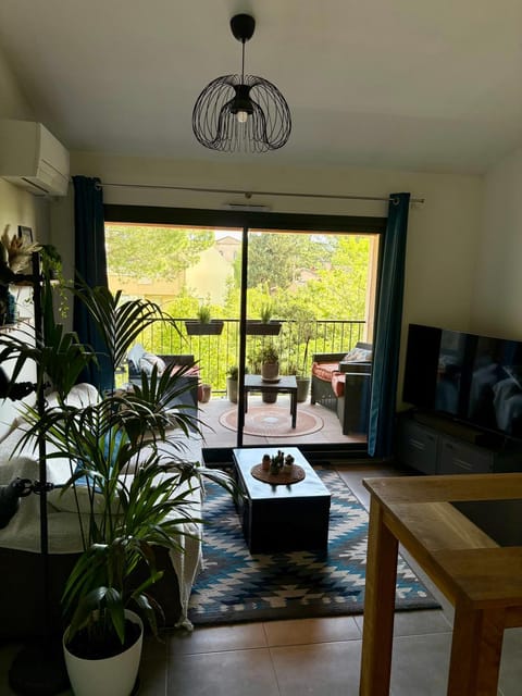 TV and multimedia, Living room, Seating area, Garden view