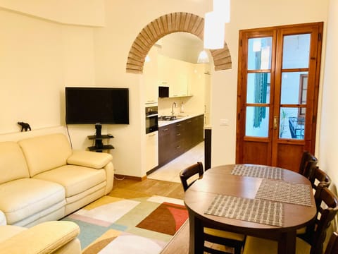 Communal lounge/ TV room, TV and multimedia, Living room, Seating area, Dining area