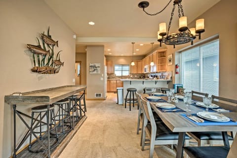 Gold Beach Townhome with Ocean Views and Sunroom! House in Gold Beach