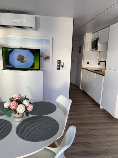 TV and multimedia, Kitchen or kitchenette, Living room, Dining area