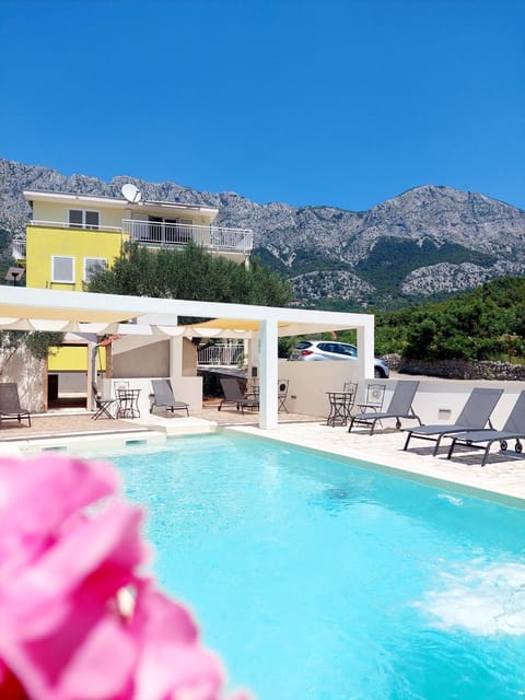 Mountain view, Swimming pool